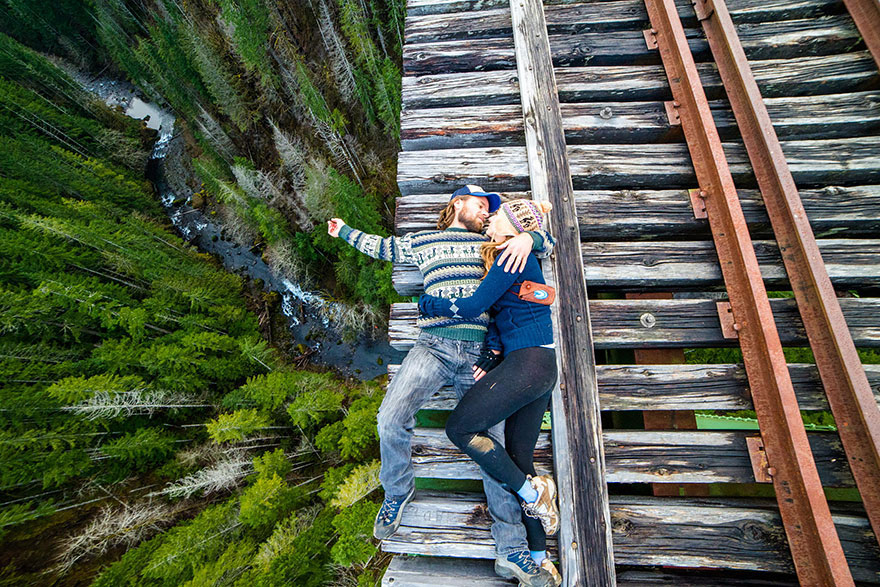 pont-bois-couple-baiser
