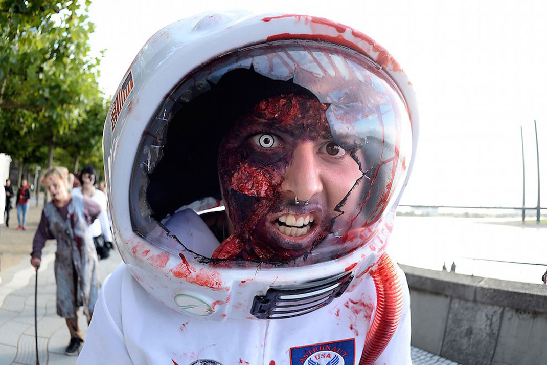 03-cosmonautezombie-designyoutrust