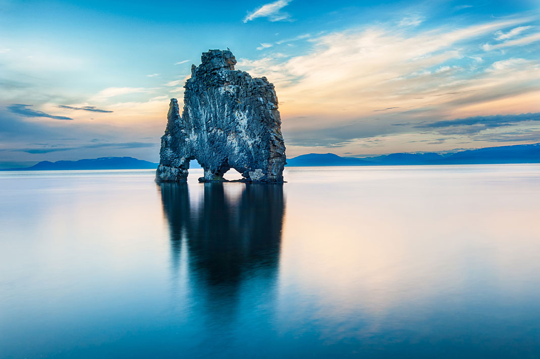 Rocher spectaculaire en Islande via Shutterstock