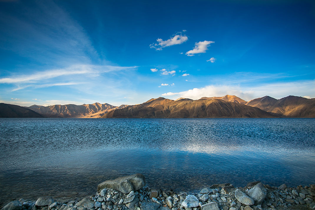 Le lac Pangong Tso dans l'Himalaya via Shutterstock
