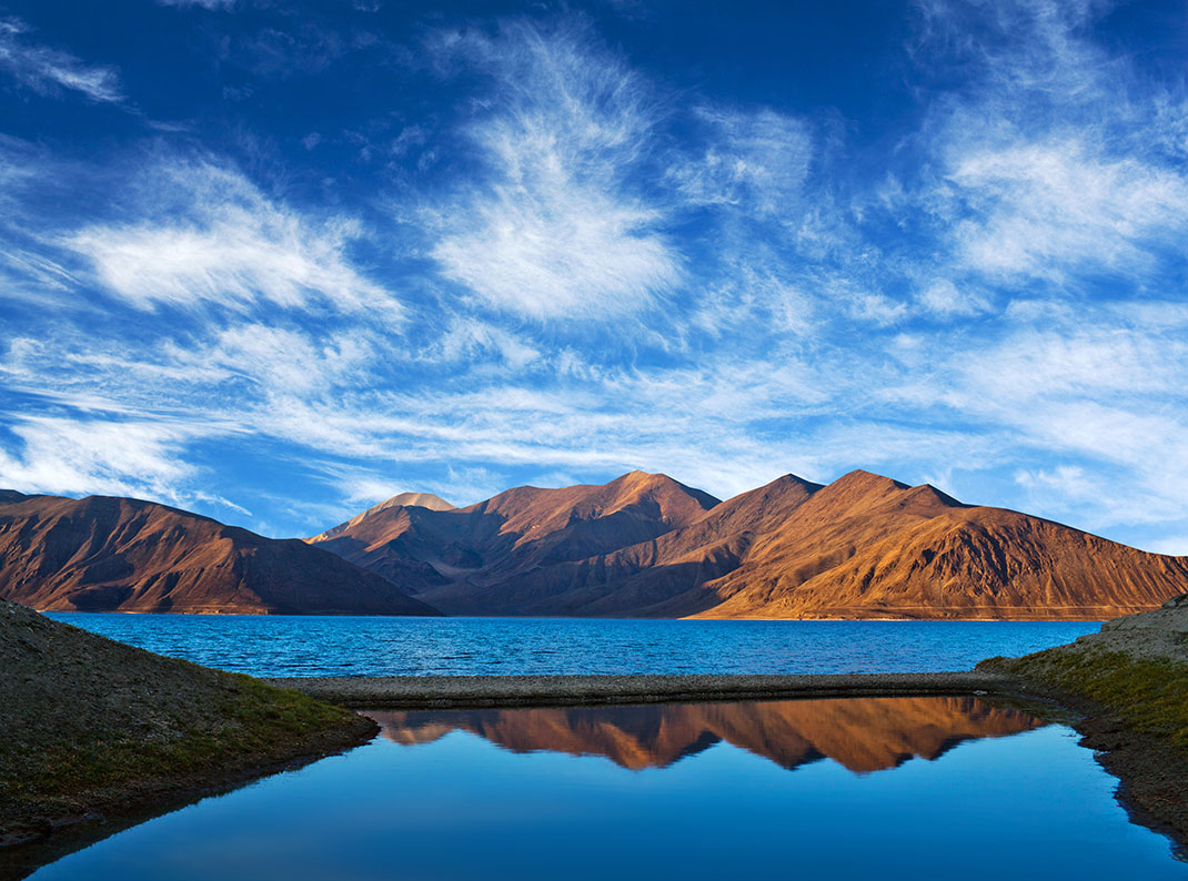Le lac Pangong Tso dans l'Himalaya via Shutterstock