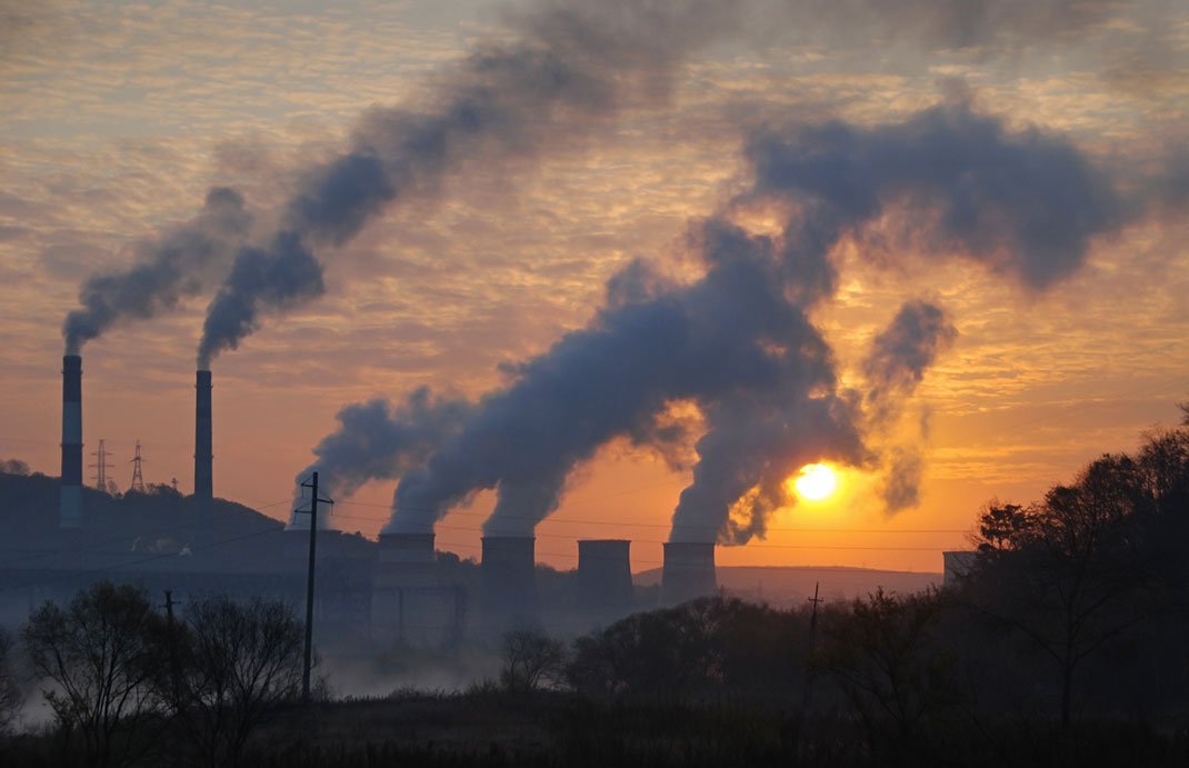 Des usines polluantes via Shutterstock