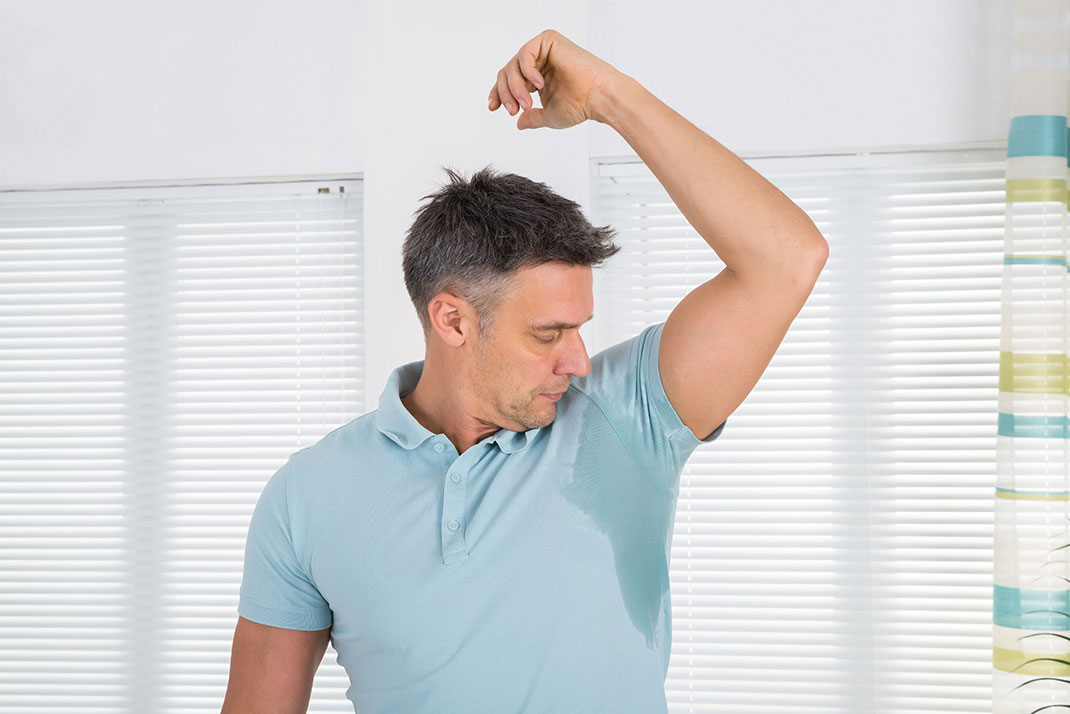 Homme qui transpire via Shutterstock