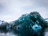 Un iceberg retourné dévoile son époustouflante partie immergée dans l’océan Antarctique