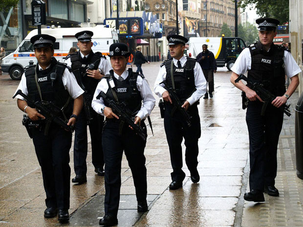 le-pistolet-tagueur-dadn-la-nouvelle-arme-de-la-police-anglaise-une
