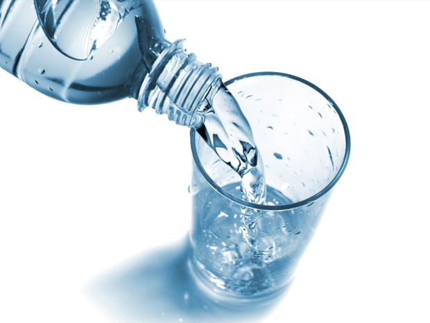 10-de-nos-bouteilles-deau-minerales-contiendraient-des-pesticidesUNE