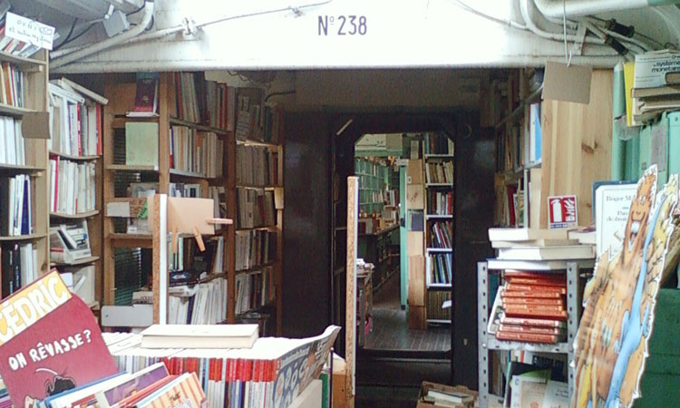 ce-train-francais-transforme-en-librairie-vous-permettra-de-feuilleter-vos-livres-dans-un-cadre-exceptionnel-une