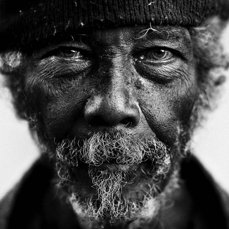 25_portraits_de_sans_abri_realises_en_noir_et_blanc_qui_ne_vous_laisseront_pas_insensible_20