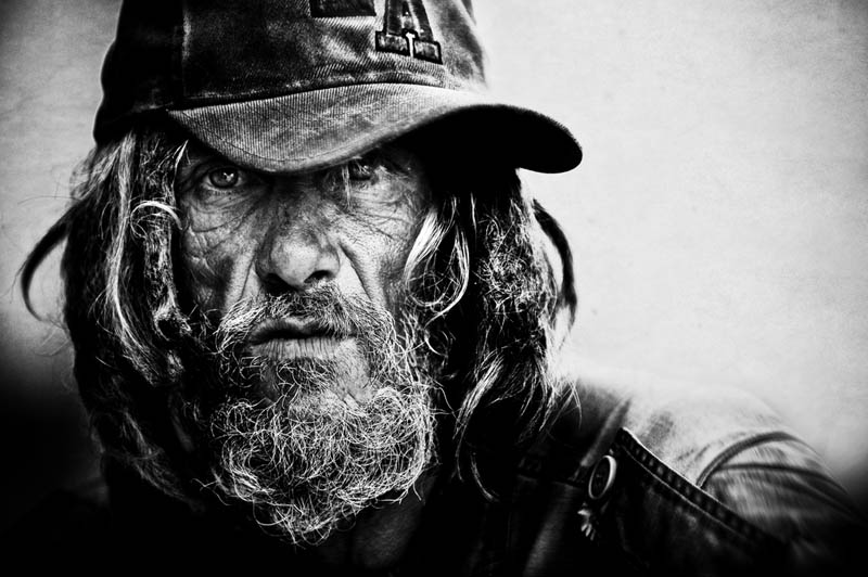 25_portraits_de_sans_abri_realises_en_noir_et_blanc_qui_ne_vous_laisseront_pas_insensible_25