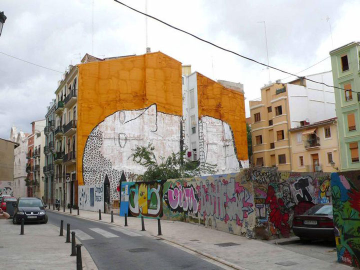 blu-lartiste-urbain-qui-metamorphose-les-facades-dimmeubles-avec-ses-peintures-engagees10