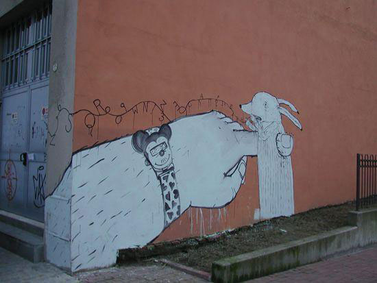 blu-lartiste-urbain-qui-metamorphose-les-facades-dimmeubles-avec-ses-peintures-engagees105