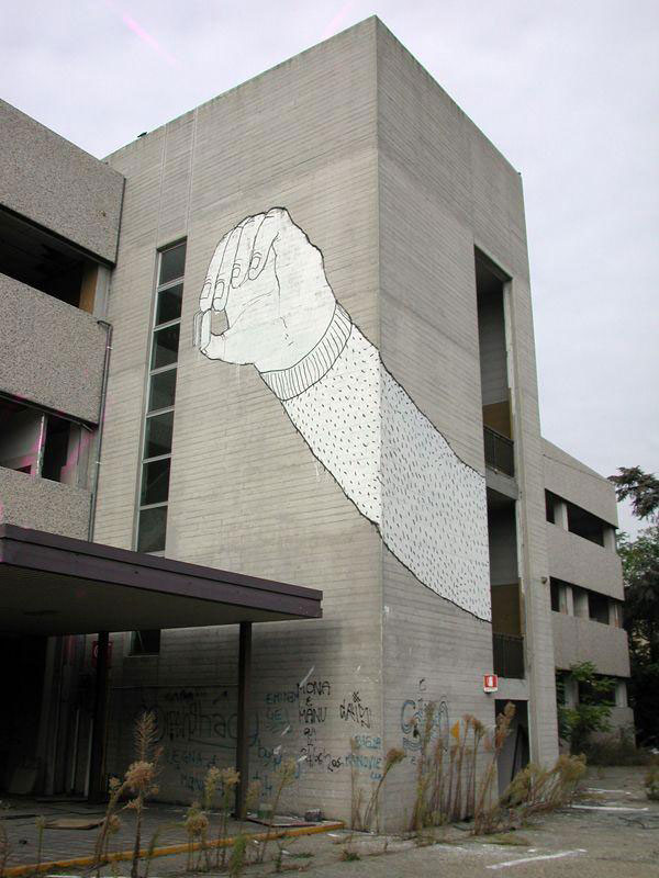 blu-lartiste-urbain-qui-metamorphose-les-facades-dimmeubles-avec-ses-peintures-engagees114