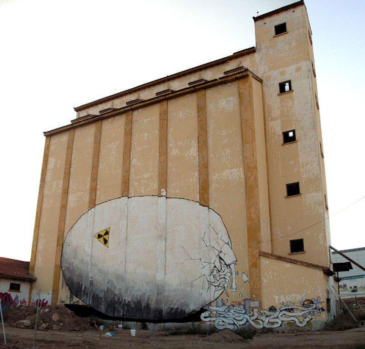 blu-lartiste-urbain-qui-metamorphose-les-facades-dimmeubles-avec-ses-peintures-engagees13