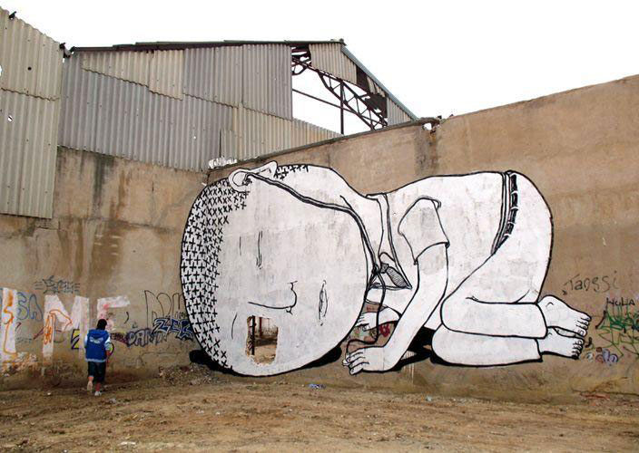 blu-lartiste-urbain-qui-metamorphose-les-facades-dimmeubles-avec-ses-peintures-engagees25