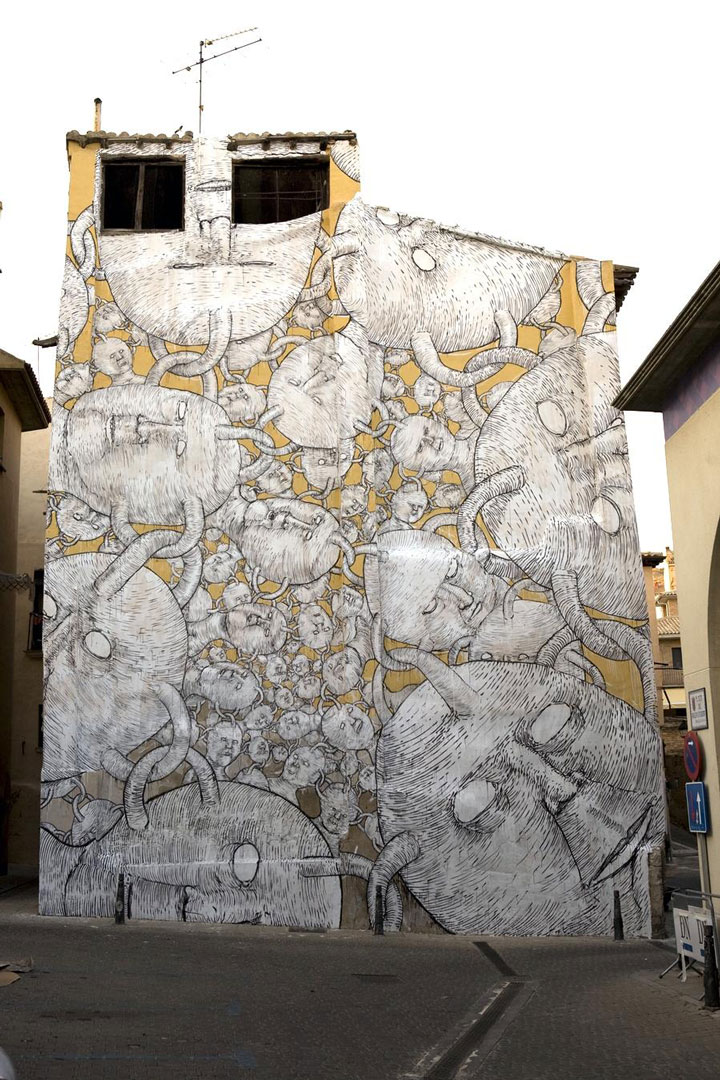 blu-lartiste-urbain-qui-metamorphose-les-facades-dimmeubles-avec-ses-peintures-engagees3