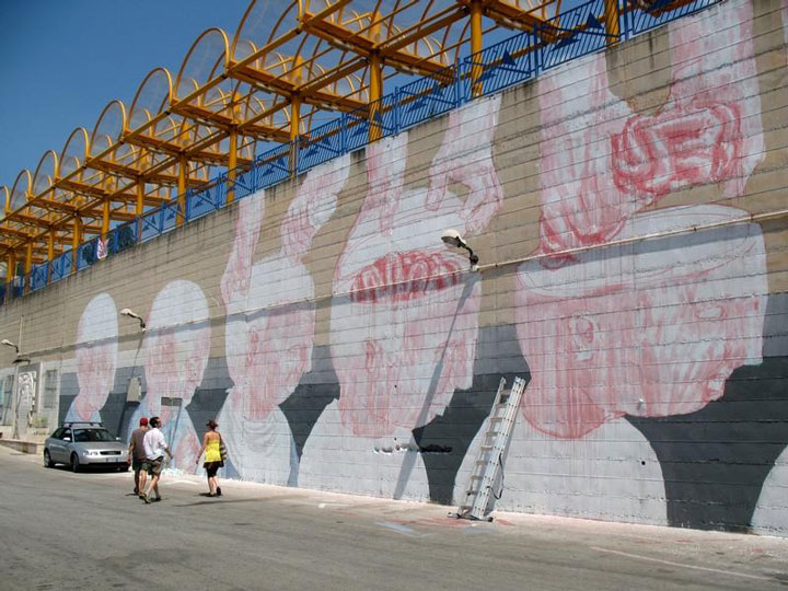 blu-lartiste-urbain-qui-metamorphose-les-facades-dimmeubles-avec-ses-peintures-engagees60