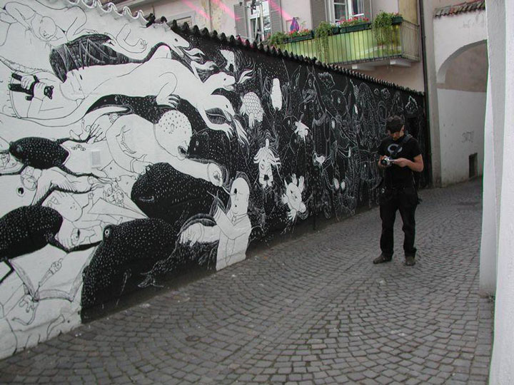 blu-lartiste-urbain-qui-metamorphose-les-facades-dimmeubles-avec-ses-peintures-engagees71