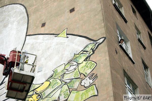 blu-lartiste-urbain-qui-metamorphose-les-facades-dimmeubles-avec-ses-peintures-engagees78