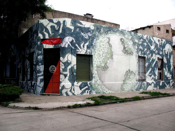 blu-lartiste-urbain-qui-metamorphose-les-facades-dimmeubles-avec-ses-peintures-engagees91