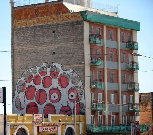 blu-lartiste-urbain-qui-metamorphose-les-facades-dimmeubles-avec-ses-peintures-engagees96