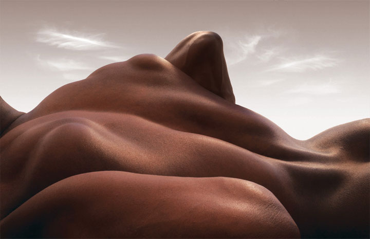 les-corps-dhommes-et-de-femmes-metamorphoses-en-13-paysages-desertiques5