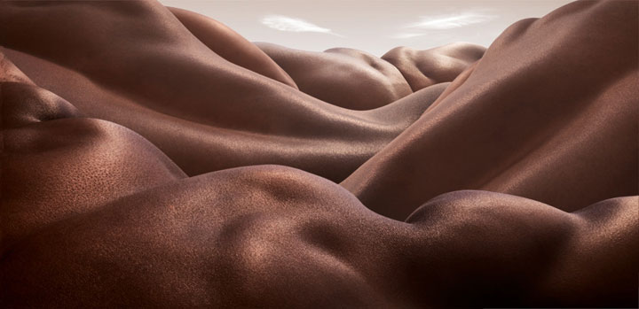 les-corps-dhommes-et-de-femmes-metamorphoses-en-13-paysages-desertiques6