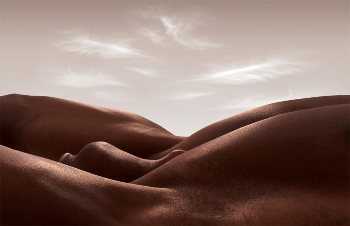 les-corps-dhommes-et-de-femmes-metamorphoses-en-13-paysages-desertiques9