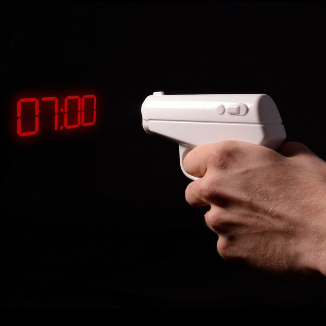 les-gadgets-geek-du-vendredi-bouee-pour-gobelet-reveil-revolver2