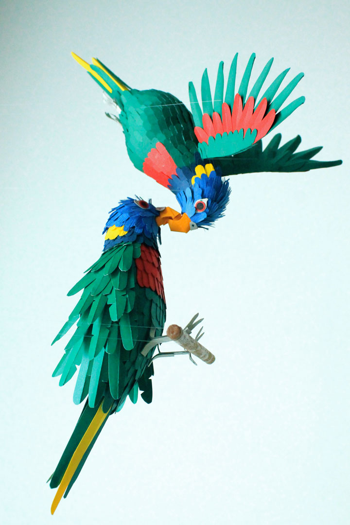ces-sublimes-reproductions-doiseaux-multicolores-sont-entierement-faites-de-papier5