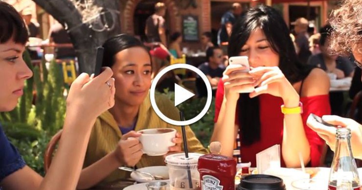 laddiction-permanente-aux-smartphones-denoncee-dans-une-video-hilarante-pleine-de-second-degreUne