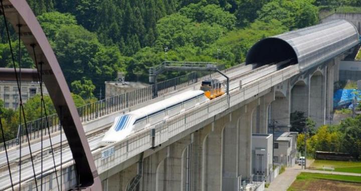 les-japonais-relancent-les-test-d-un-train-flottant-pouvant-aller-jusqu-a-498-km-h-1