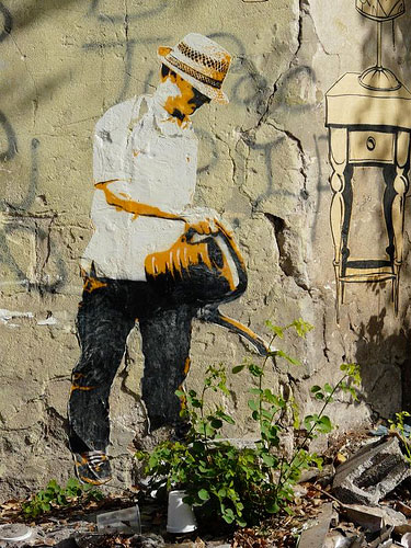 quand-le-street-art-se-met-au-vert-et-se-mele-a-la-nature-8