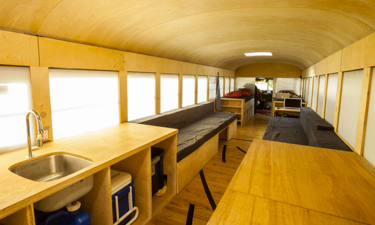 un-etudiant-en-architecture-metamorphose-un-vieux-bus-scolaire-en-un-mobil-home-ultra-moderne
