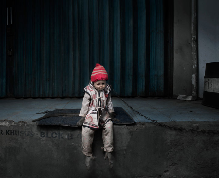 decouvrez-ces-photographies-derangeantes-des-singes-de-jakarta-utilises-par-des-hommes-pour-faire-la-manche13