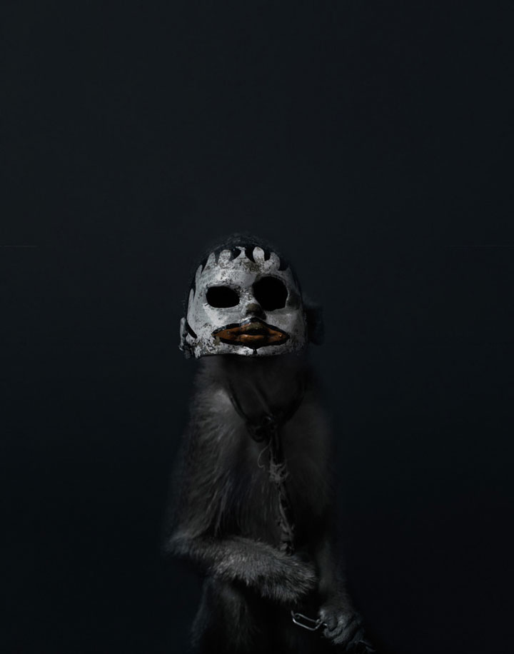 decouvrez-ces-photographies-derangeantes-des-singes-de-jakarta-utilises-par-des-hommes-pour-faire-la-manche4
