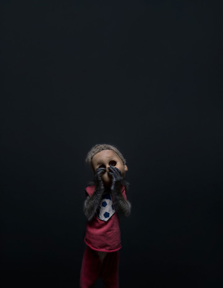 decouvrez-ces-photographies-derangeantes-des-singes-de-jakarta-utilises-par-des-hommes-pour-faire-la-manche5