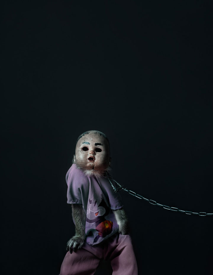 decouvrez-ces-photographies-derangeantes-des-singes-de-jakarta-utilises-par-des-hommes-pour-faire-la-manche6