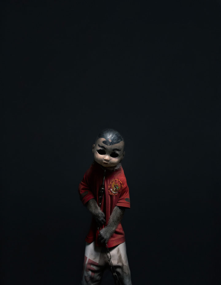 decouvrez-ces-photographies-derangeantes-des-singes-de-jakarta-utilises-par-des-hommes-pour-faire-la-manche7