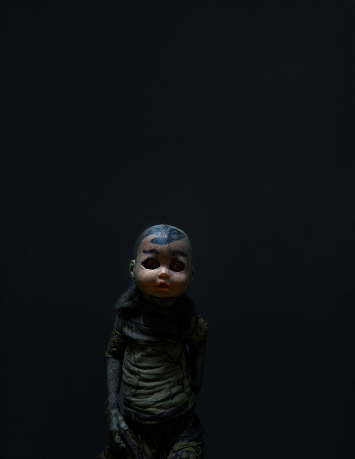 decouvrez-ces-photographies-derangeantes-des-singes-de-jakarta-utilises-par-des-hommes-pour-faire-la-manche8