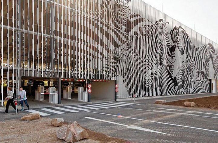 decouvrez-de-surprenantes-oeuvres-de-street-art-dissimulees-dans-les-rues-visibles-que-sous-un-certain-angle-03
