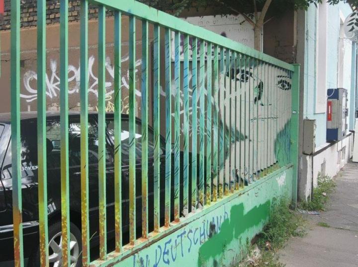 decouvrez-de-surprenantes-oeuvres-de-street-art-dissimulees-dans-les-rues-visibles-que-sous-un-certain-angle-04