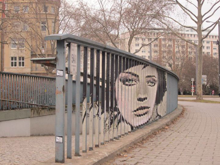 decouvrez-de-surprenantes-oeuvres-de-street-art-dissimulees-dans-les-rues-visibles-que-sous-un-certain-angle19