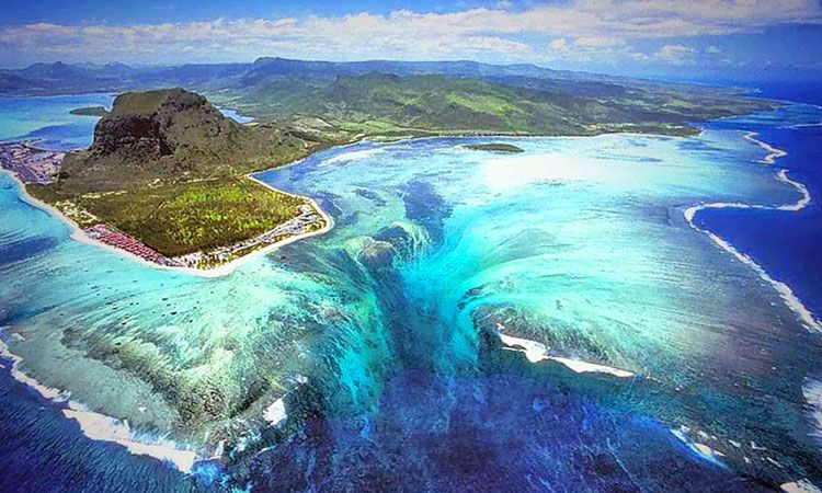 decouvrez-une-illusion-eblouissante-de-la-nature-la-fascinante-cascade-qui-secoule-sous-locean