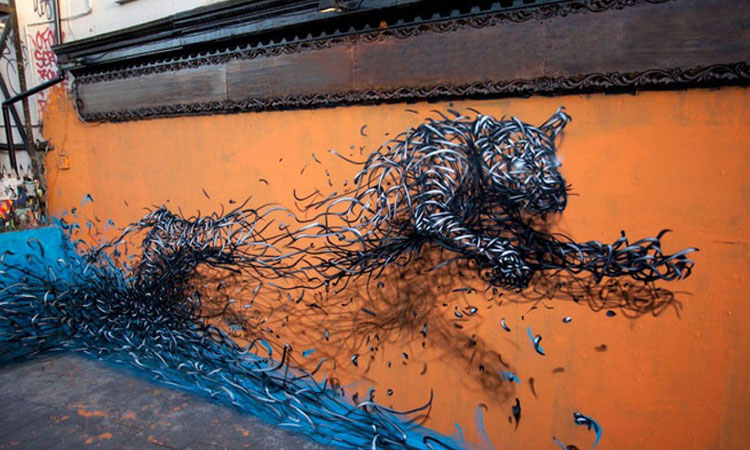des-peintures-semblables-a-des-filaments-metalliques-sentremelent-pour-donner-naissance-a-des-formes-surrealistes-une