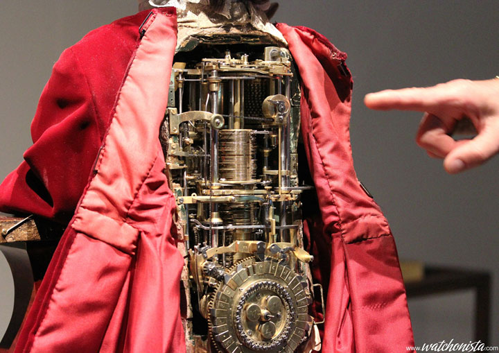 cet-automate-vieux-de-240-ans-compose-uniquement-de-rouages-peut-etre-programme-pour-ecrire-ce-que-vous-voulez3