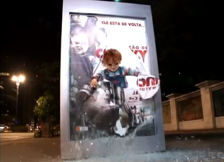 la-poupee-demoniaque-chuchy-vous-attaque-alors-que-vous-attendez-le-bus12