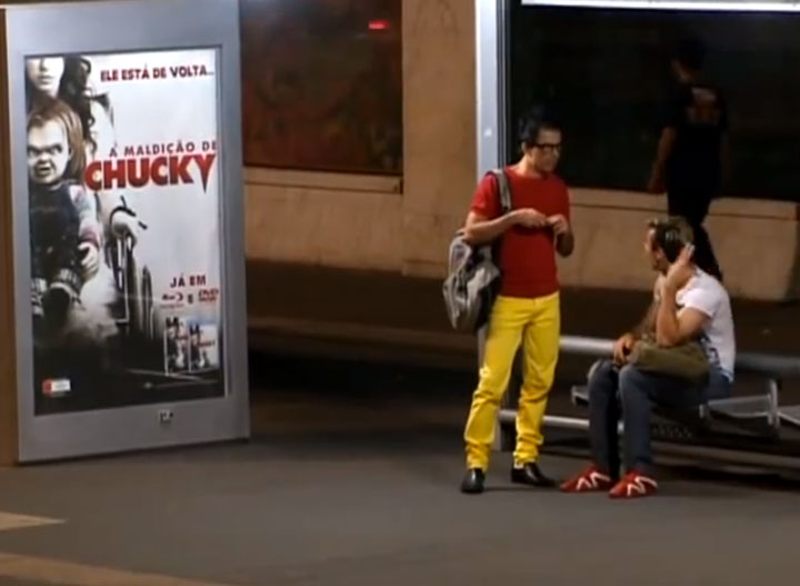 la-poupee-demoniaque-chuchy-vous-attaque-alors-que-vous-attendez-le-bus3