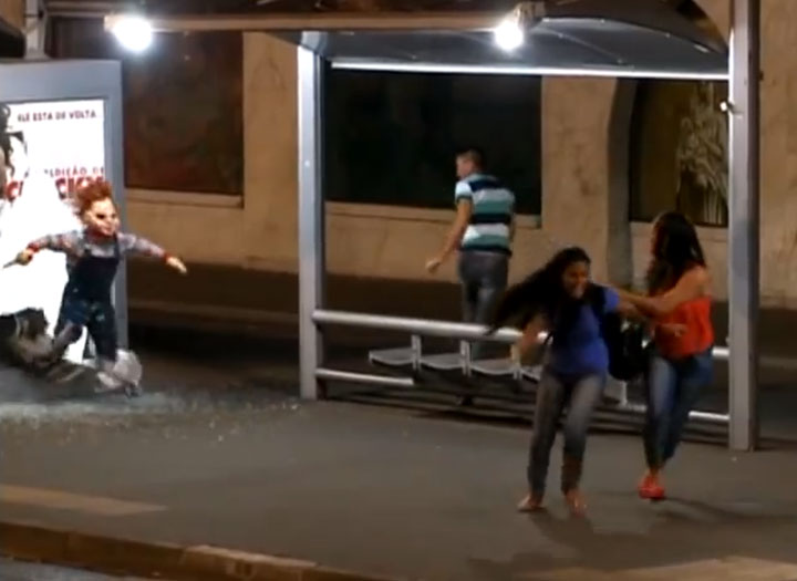 la-poupee-demoniaque-chuchy-vous-attaque-alors-que-vous-attendez-le-bus8