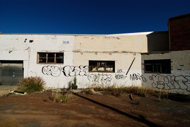 promenez-vous-dans-les-angoissantes-allees-vides-de-7-usines-a-jouets-desaffectees1