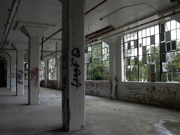 promenez-vous-dans-les-angoissantes-allees-vides-de-7-usines-a-jouets-desaffectees10